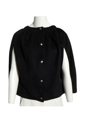 Cape noire à boutons avec encolure froncée présentée sur un torse de mannequin blanc sur fond blanc.