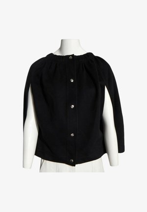 Cape noire à boutons avec encolure froncée présentée sur un torse de mannequin blanc sur fond blanc.