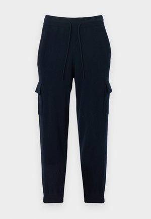 Pantaloni jogger navy realizzati in materiale morbido, dotati di tasche cargo laterali, vita elasticizzata con coulisse e polsini stretti.