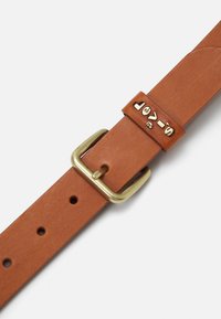 Ceinture en cuir brun avec une texture lisse, dotée d'une boucle en laiton et de détails en relief. Plusieurs trous pour un ajustement personnalisable.