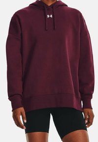 Hoodie bordeaux avec une grande poche avant, capuche réglable avec cordon, et un logo blanc sur la poitrine, fabriqué en matériau en mélange de coton.