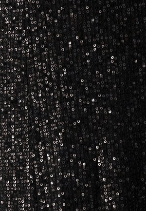 Juodas audinys, padengtas persidengiančiomis apvalios formos blizgučiais, atspindinčiais šviesą ir sukuriantys tekstūrinį, blizgantį vaizdą.