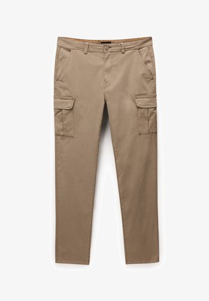 Pantalons cargo kaki en tissu doux, dotés de quatre poches, à coupe droite et conçu avec un devant plat mettant en avant des détails de surpiqûres visibles.