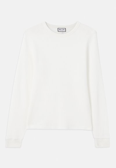 T-shirt blanc à manches longues en maille côtelée avec un col rond et des poignets ajustés. Présente une étiquette portant la mention "PAUL & JOE" au niveau du col.