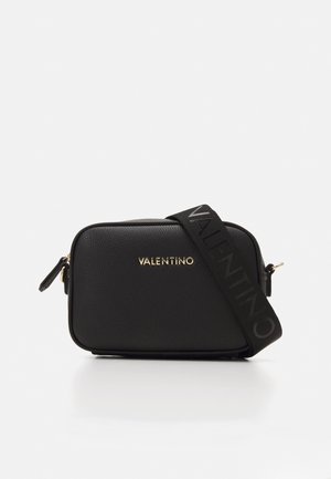 Sac bandoulière en cuir noir texturé avec logo "Valentino" doré et large sangle noire ornée du texte "Valentino" embossé.