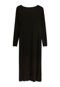 Sort ribbet kjole med lange ærmer, rund halsudskæring og bølgede kanter. Stoffet virker blødt og textured, hvilket giver en afslappet pasform.