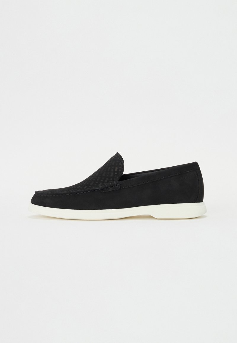 Melni slip-on apavi ar teksturētu augšdaļu un gludu melnu papēdi. Iespējo balto gumijas zoli, elegantu dizainu un minimālu noformējumu.