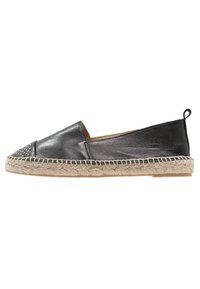 Espadrilles negras de cuero, tipo slip-on, con punta redondeada, suela de yute tejido y una puntera texturizada y con patrón. Incluye una pestaña trasera.