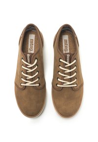 Scarpe in suede marrone con punta tonda, dotate di lacci beige, cuciture minime e una soletta in sughero. Design semplice con suole in gomma.