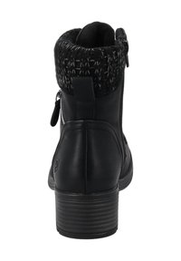 Botas negras de tobillo con un cuello de tejido texturizado, cuerpo de cuero suave, cremallera lateral y diseño de tacón apilado.