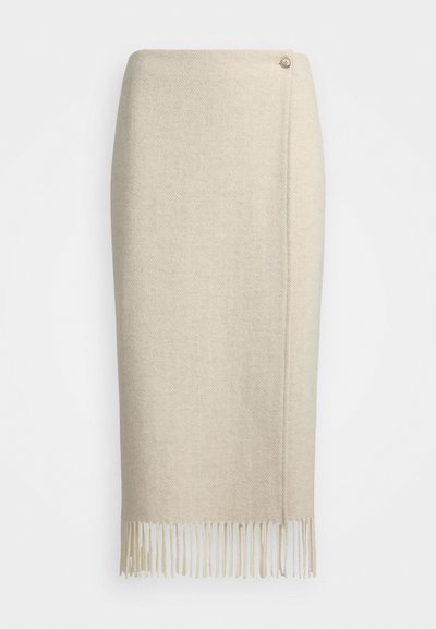 Jupe beige en chevron avec une finition texturée, présentant un ourlet frangé et un détail de bouton sur le côté. Design mi-long.