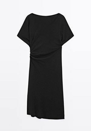 Robe noire à manches courtes, coupe décontractée et détail froncé sur le côté. Fabriquée en tissu lisse et léger, tombant au-dessus du genou.