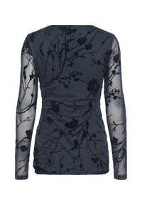 Langarmtop in donkerblauw met doorzichtige mouwen, voorzien van zwarte bloemendeeltjes en gerimpelde details aan de achterkant. Glad textuur.