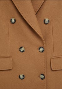 Dubbelaget bruine jas gemaakt van een zachte wolmix, met donkere knopen met lichte accenten en op maat gemaakte notch revers.
