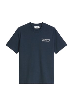Mørkeblå bomull T-skjorte med rund hals og korte ermer, prydet med hvit trykt tekst "Lazy Morning Brew Society" på fronten.