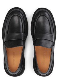 Mocassins en cuir noir avec une finition lisse, semelles intérieures rembourrées, orteils arrondis et semelle en caoutchouc surélevée pour la stabilité.