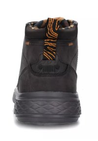 Stivaletto in suede nero con suola in gomma testurizzata, caratterizzato da un tab di rilascio arancione a strisce sul tallone e una fodera decorata.