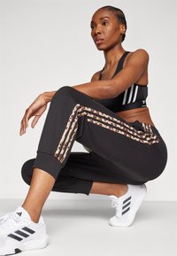 adidas Sportswear ESSENTIALS STRIPES ANIMAL PRINT 7/8 PANT - Trainingsbroek - black