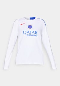 Maillot à manches longues blanc avec des accents bleus, logo Nike, et "Qatar Airways" en bleu. Présente un col rond et un matériau léger.