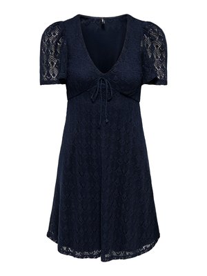 Granatowa sukienka z koronki z krótkimi rękawami, dekoltem w serek, detalem wiązania przy biuście oraz lekko rozkloszowaną spódnicą.