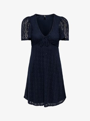 Tumesinise pitsiga lühikeste varrukatega kleit, V-kaelusega, seotava detailiga rinnaesisel ja veidi lehvikukujulise seelikuga.