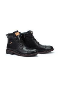 Botas de tobillo de cuero negro con punteras redondas, cordones en la parte delantera, cremalleras laterales y acentos en marrón. Los paneles texturizados realzan las características del diseño.
