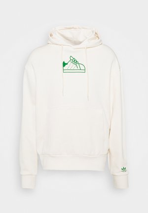 Crème hoodie met een kangoeroezak, voorzien van een groen sneaker graphic op de borst en een groen merklogo op de mouw. Zachte textuur.