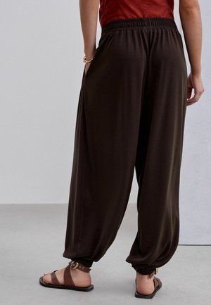 Next, PETITE FIT - SLINKY PLEATED BALLOON TROUSERS - Pantalon classique - chocolate brown