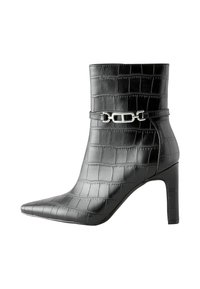 Crne ankle čizme od umjetne krokodilske kože s oštrom punom petom, visokim potpeticama i srebrnim lančićem oko gležnja. Glatka tekstura i elegantan dizajn.