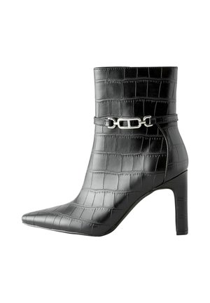 Schwarze Stiefelette aus Kunstleder im Krokodil-Look mit spitzem Zehenbereich, hohem Absatz und silberner Kettenakzentuierung um den Knöchel. Glatte Textur und elegantes Design.