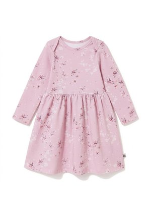 Różowa sukienka niemowlęca z długim rękawem, okrągłym dekoltem oraz małym, białym i ciemnoróżowym kwiatowym wzorem, marszczona spódnica i miękka bawełniana tkanina.