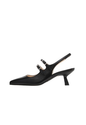 Zwarte leren slingback schoenen met een spitse neus, voorzien van twee verstelbare zilveren gespen en een lage blokhak. Gladde textuur, minimalistisch ontwerp.