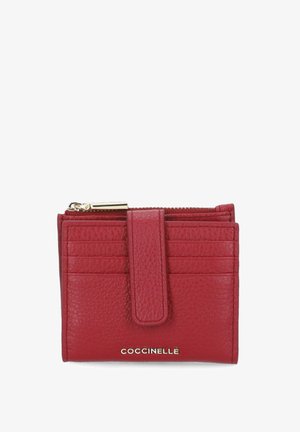 Rode leren portemonnee met een gestructureerde afwerking, voorzien van meerdere kaartsleuven en een ritsvak, versierd met een gouden logo-detail.