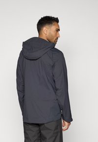 Vyrų tamsiai pilkas džinsinis apsiaustas su gobtuvu, pagamintas iš lengvos, vandeniui atsparios medžiagos, pasižymintis paprastu dizainu ir glotnia tekstūra.