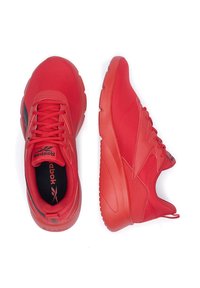 Červené športové topánky s priedušným sieťovaným vrchom, hladkými syntetickými akcentmi, zaoblenou špičkou a polstrovanou podrážkou, navrhnuté pre pohodlie a podporu.