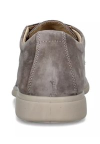 Sneaker in suede grigio con retro arrotondato, suola color crema e dettagli di cucitura sottili. Texture liscia, progettata per il comfort e per l'abbigliamento informale.