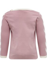 Langærmet skjorte i blød pink bomuld, med hvide chevron-designs på ærmerne og en kontrasterende hvid halsudskæring med knapdetalje.