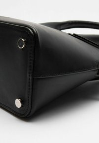 Borsa a mano in pelle nera con base piatta, dettagli in metallo argentato, cuciture decorative e superficie liscia. Presenta bordi arrotondati.