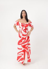 Maxikleid mit schulterfreiem Schnitt in Rot und Weiß mit Wellenmuster, ausgestattet mit einem gebundenen Vorderteil und einem gerafften Bund für eine taillierte Silhouette.