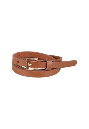 Cinturón de cuero marrón con una hebilla rectangular dorada, enrollado y colocado sobre un fondo blanco.
