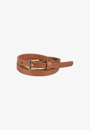 Une ceinture en cuir brun avec une boucle rectangulaire en or, enroulée et placée sur un fond blanc.