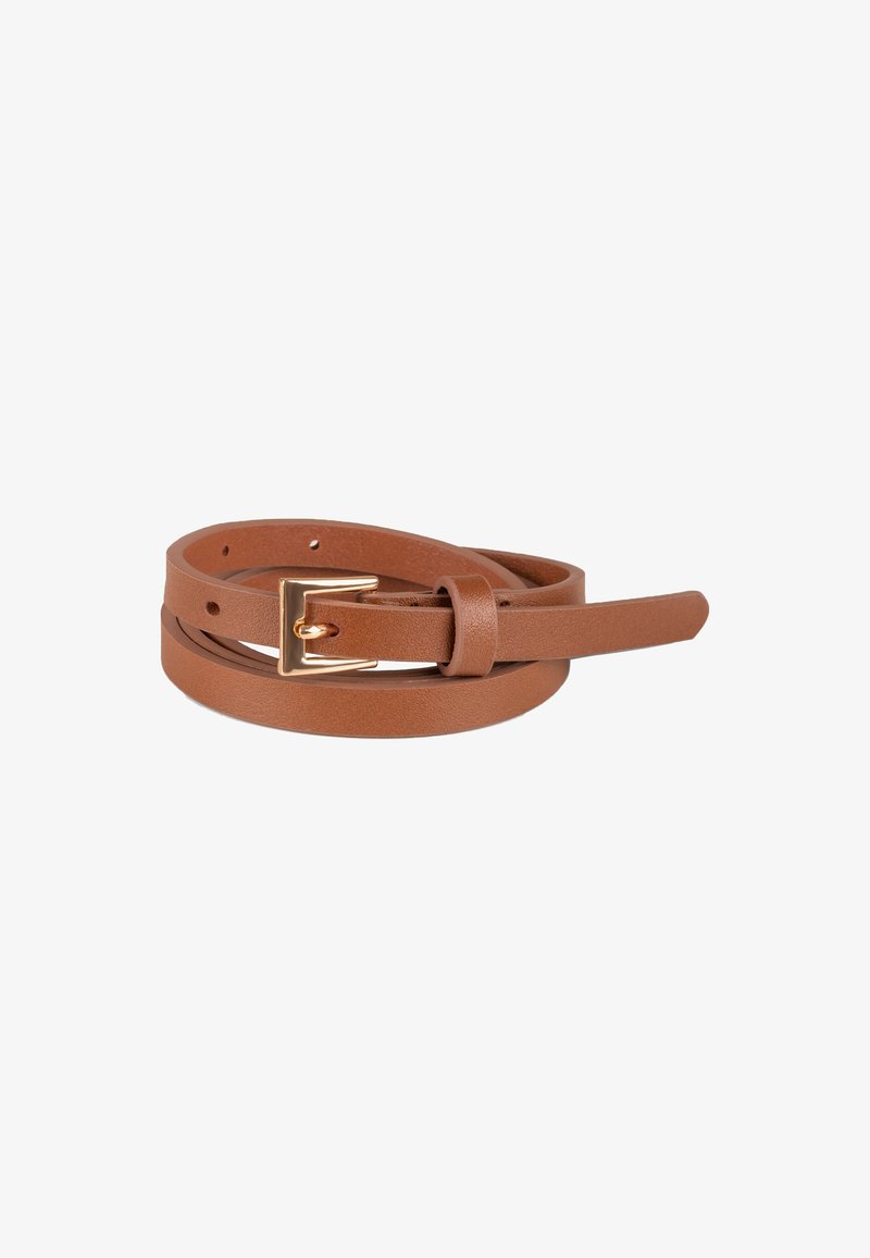 Bruinen leren riem met een gouden rechthoekige gesp, opgerold en geplaatst op een witte achtergrond.