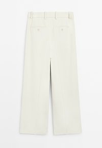 Off-white vida byxor med bälteshällor, två bakfickor med knappslå och en mittbak sömdetalj.