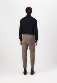DRYKORN CHASY - Chinos tipa bikses - nougat