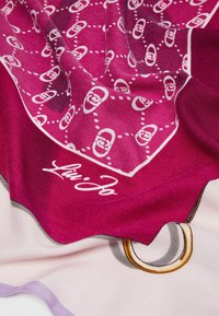 Foulard di seta con motivo a spina di pesce in magenta profondo, arricchito da grafiche bianche a forma di lucchetto, completato da un logo e un accento di anello dorato.