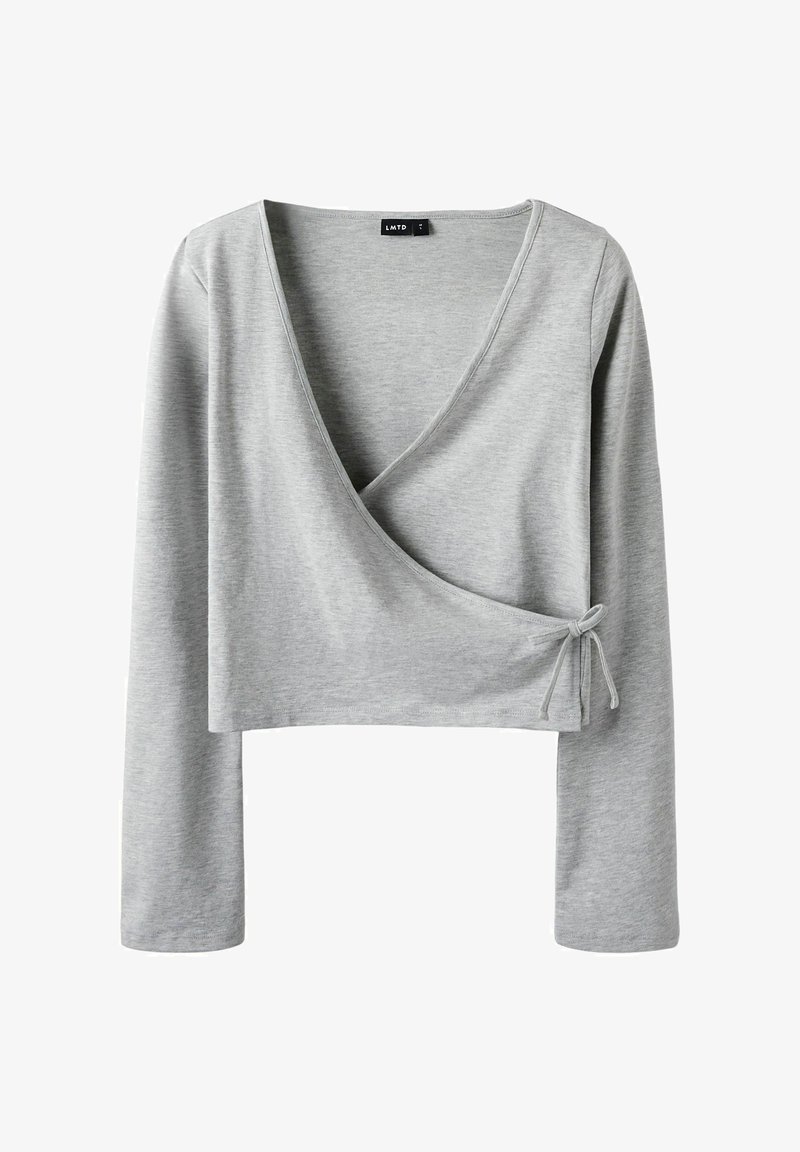 Grå langermet innpakningsbluse i myk, elastisk stoff. Har v-hals og knyte detalj på siden. Kort design.