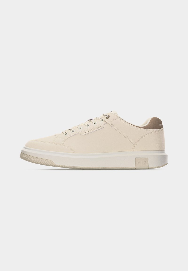 Baskets beige discrètes à lacets sur le devant, avec le logo « Armani Exchange » sur le côté et une semelle blanche rembourrée avec la marque « A|X ».