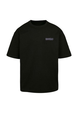 Czarny bawełniany T-shirt o luźnym kroju, okrągłym dekolcie, krótkich rękawach i małym graficznym nadruku w purpurowym kolorze po lewej stronie klatki piersiowej.