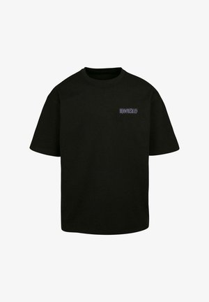 Czarny bawełniany T-shirt o luźnym kroju, okrągłym dekolcie, krótkich rękawach i małym graficznym nadruku w purpurowym kolorze po lewej stronie klatki piersiowej.