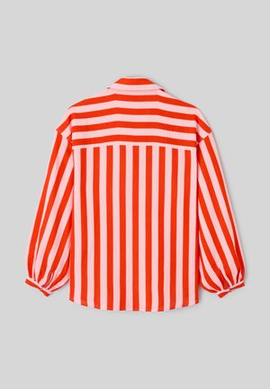 Chemise à manches longues boutonnée avec de larges rayures verticales rouges et blanches sur le corps et des rayures horizontales sur le haut du dos et les manches.